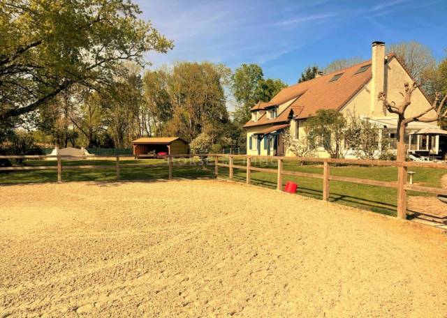 Belle Propri&eacute;t&eacute; Familiale avec Installations Equestres