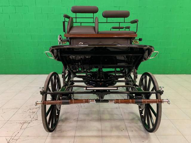 Voiture de dressage pour 2 ou 4 chevaux 