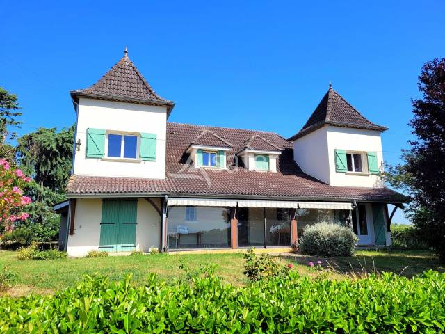 Grande maison traditionnelle avec d&eacute;pendances agricoles sur 9 h