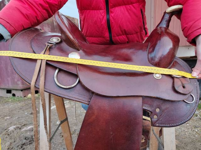 Selle western large et courte 