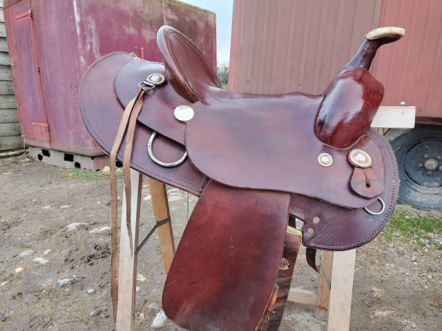 Selle western large et courte 
