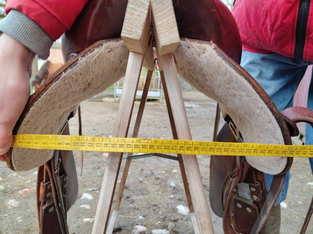 Selle western large et courte 