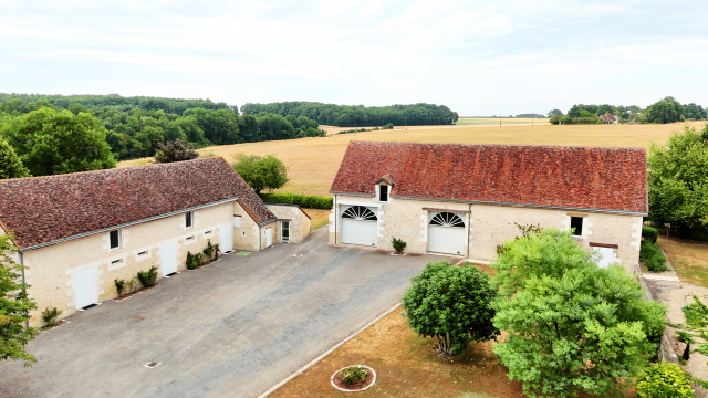 Propri&eacute;t&eacute; avec parc, deux maisons, d&eacute;pendances