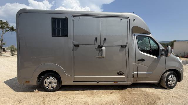 STX 2 chevaux Stalle 2014 Renault Master DCI 150cv