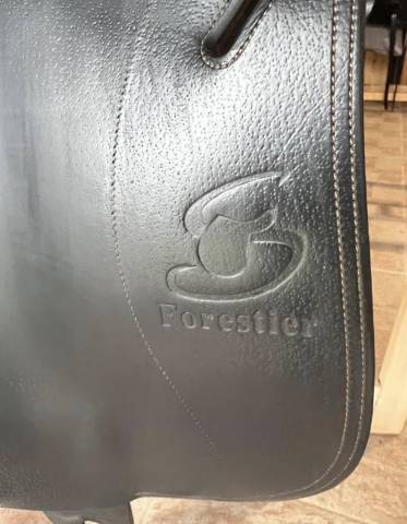 Selle de dressage FORESTIER - Saumur, en tr&egrave;s bon &eacute;tat 