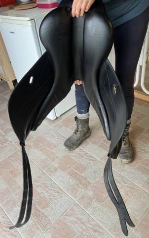 Selle de dressage FORESTIER - Saumur, en tr&egrave;s bon &eacute;tat 