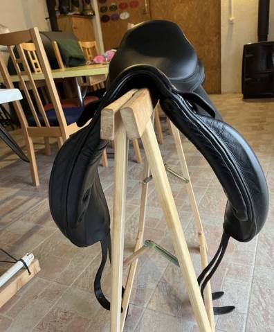 Selle de dressage FORESTIER - Saumur, en tr&egrave;s bon &eacute;tat 