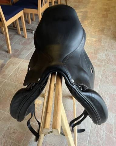 Selle de dressage FORESTIER - Saumur, en tr&egrave;s bon &eacute;tat 