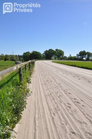 MAYENNE - CENTRE EQUESTRE 7 HECTARES, HANGAR, STUDIO
