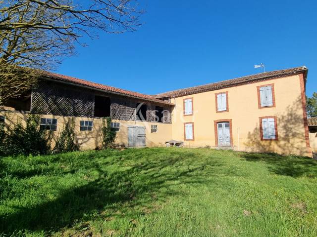 Corps de ferme &agrave; r&eacute;nover avec fermier en place sur les terres