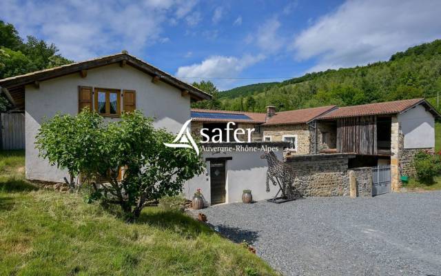 FERME RENOVEE EN PIERRE ET GITE -SECTEUR BEAUJOLAIS