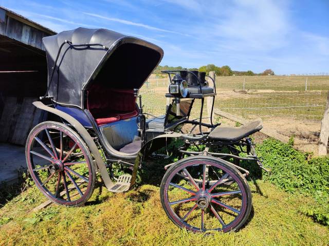 Cal&egrave;che Victoria Duc, ancienne magnifique voiture d&rsquo;att
