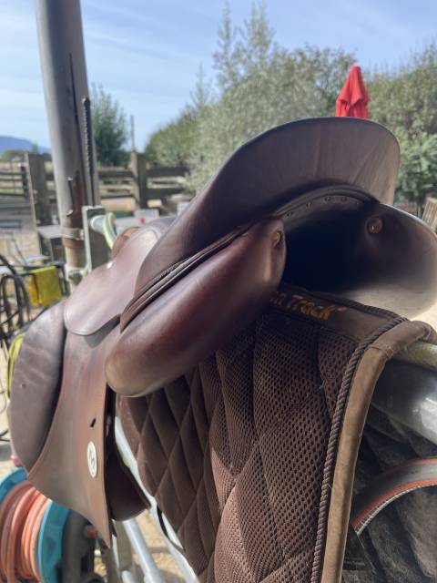 Selle MEYER 17&rdquo; &ndash; tr&egrave;s bon &eacute;tat &ndash; tr&egrave;s peu utilis&eacute;e 
