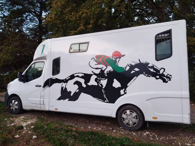 Location camion pour chevaux secteur BUZAN&Ccedil;AIS 