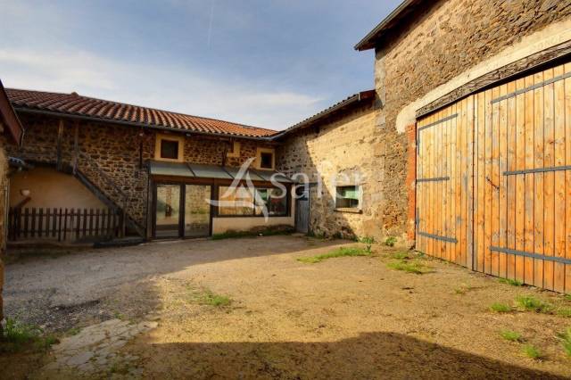 FERME TRADITIONNELLE - MONTS DU LYONNAIS