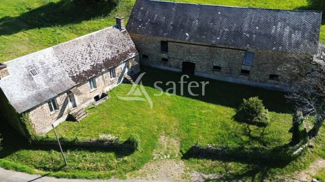 En Corrèze, à l'écart du voisinage, à rénover ensemble de b