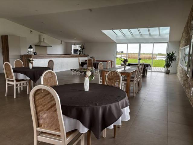 Domaine &Eacute;questre avec G&icirc;tes et Salle de R&eacute;ception - &Agrave; Deux