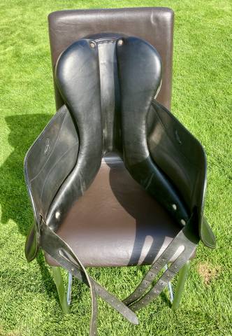 À vendre selle de dressage Forestier modèle "Saumur" - 