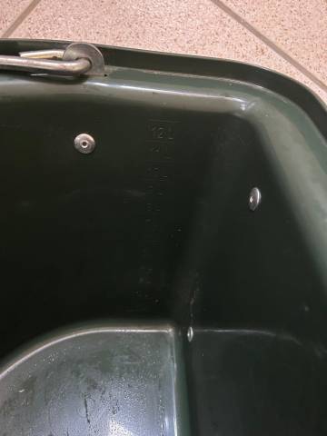 Seau mangeoire avec crochets 12L