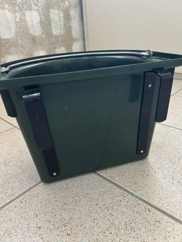 Seau mangeoire avec crochets 12L