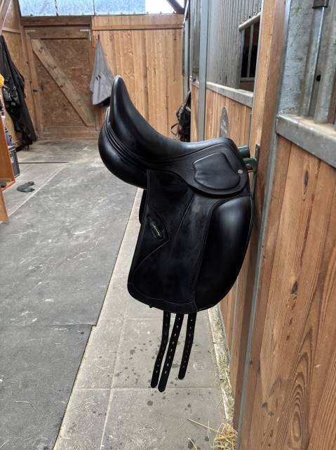 A vendre selle de dressage Amerigo