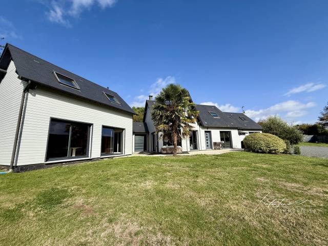 MAISON CONTEMPORAINE AVEC UNE VUE D&Eacute;GAG&Eacute;E
