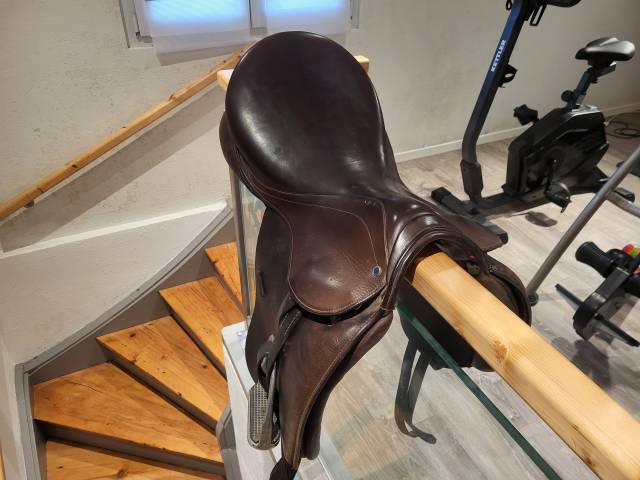 Selle mixte Stübben Aramis – 18 pouces – Excellent état