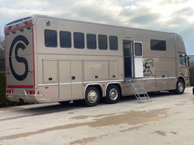 Camion scania P400 transport de 7 chevaux