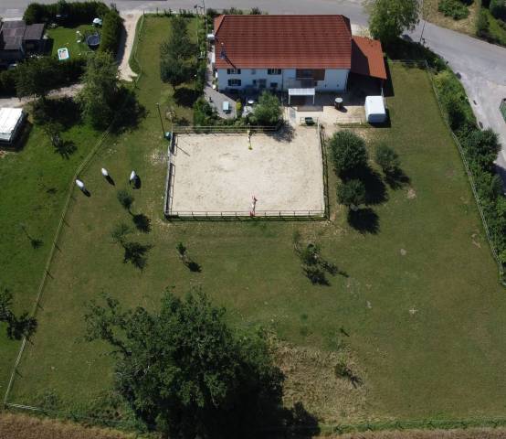 Ferme &eacute;questre r&eacute;nov&eacute;e avec 4 boxes et un paddock
