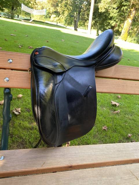 Selle de dressage noire 17"