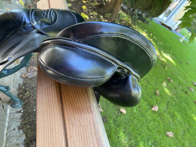 Selle de dressage noire 17"