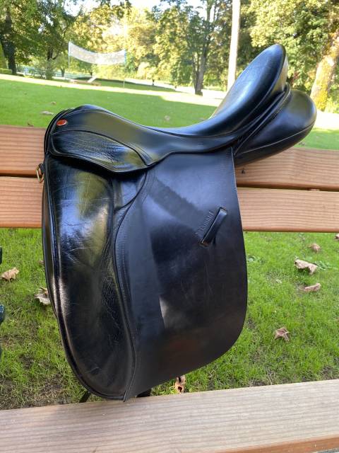 Selle de dressage noire 17"