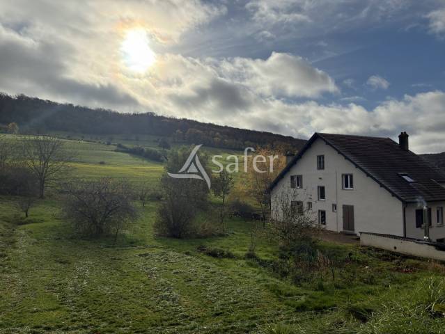 Ferme avec grange et b&acirc;timents - 8 ha