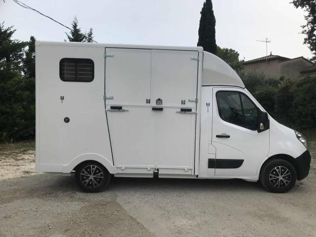 Camion chevaux renault master 35 000 kms