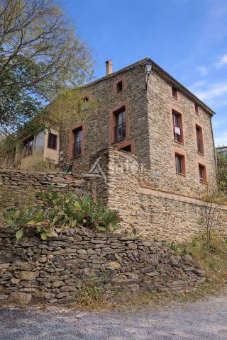 Propri&eacute;t&eacute; dans un petit hameau, 10 ha secteur des Aspres.