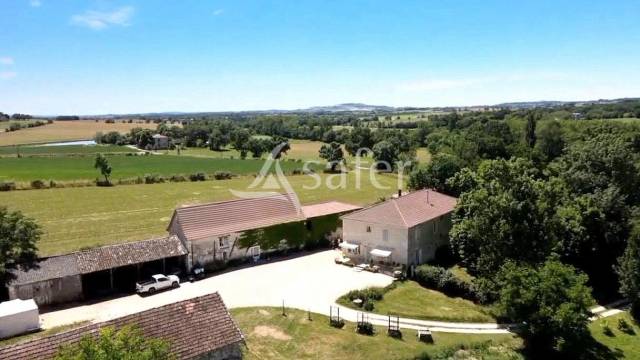 Bel ensemble quercynois 370 m&sup2; habitable avec d&eacute;pendances sur