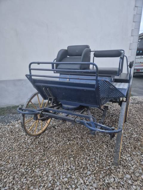 Cal&egrave;che 4 roues 6 places 