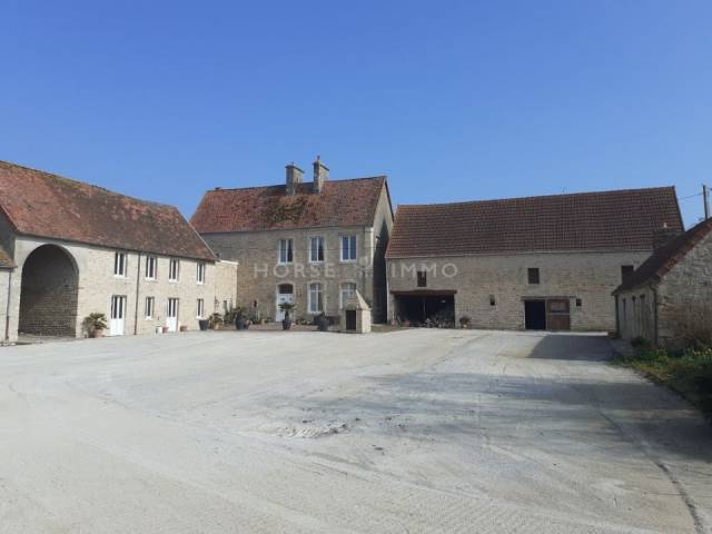 &Eacute;l&eacute;gant domaine XVIII avec &eacute;curies et 18 ha