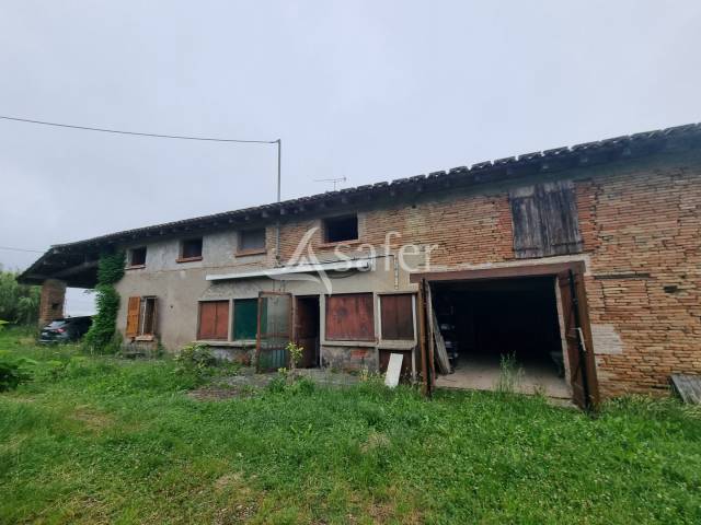 Maison d'habitation et d&eacute;pendances agricoles sur 30 hectares -