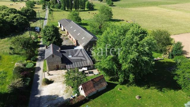 Ensemble b&acirc;ti avec environ 12ha60 et son plan d'eau.