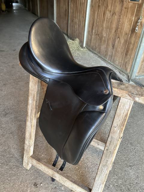 Selle de dressage Prestige taille 17 