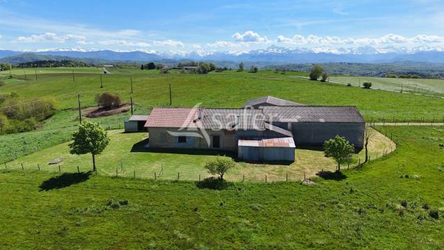 Maison et d&eacute;pendances agricoles sur 25 hectares agricoles - Pro