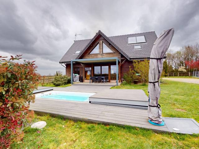 Propri&eacute;t&eacute; &eacute;questre , maison, barn , carri&egrave;re couverte.