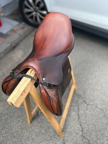 Selle Antares de saut 16,5