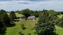 DOMAINE NORMAND COMPOSÉ DE TROIS MAISONS SUR UN PARC ARBORÉ DE