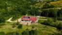 B&acirc;timent d'&eacute;levage avec habitation autonome sur 1,3 ha proch