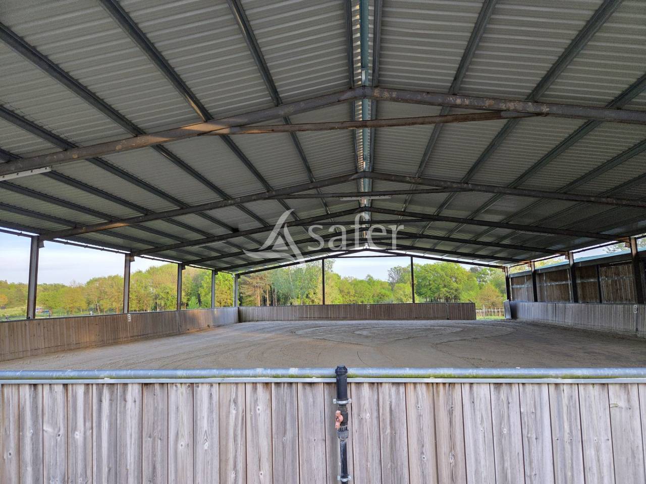 Propri&eacute;t&eacute; &eacute;questre compl&egrave;te avec installations haut de gamme