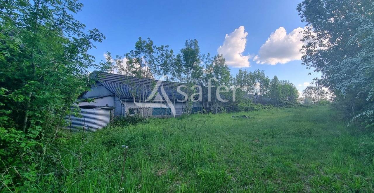 B&acirc;timent agricole avec 8 hectares en Aveyron