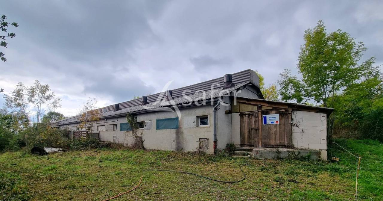 B&acirc;timent agricole avec 8 hectares en Aveyron