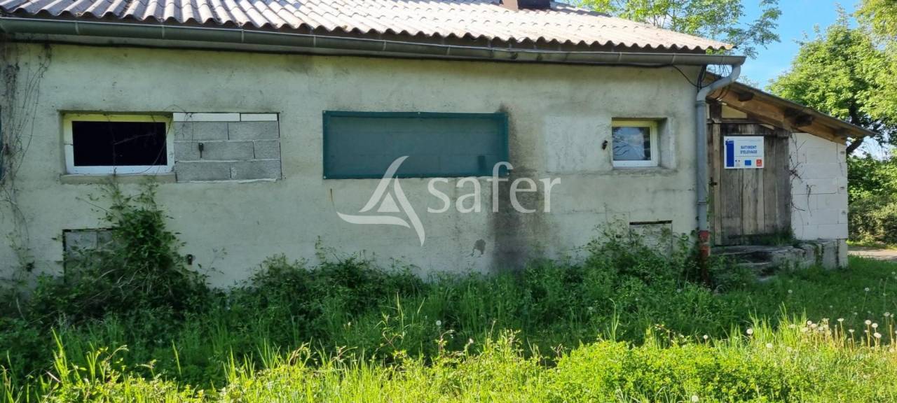 B&acirc;timent agricole avec 8 hectares en Aveyron